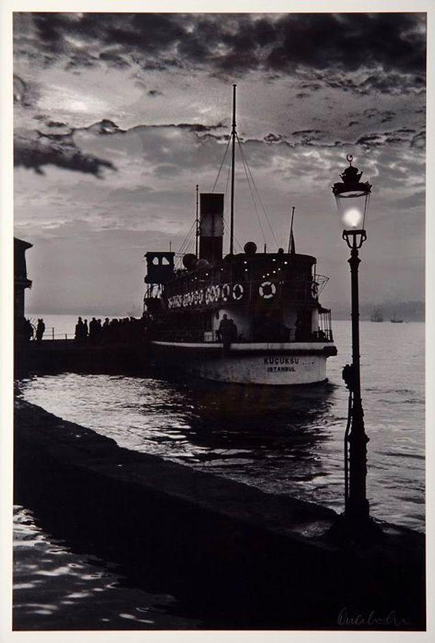 Beylerbeyi'nde bir gece vapuru, İstanbul, 1960.