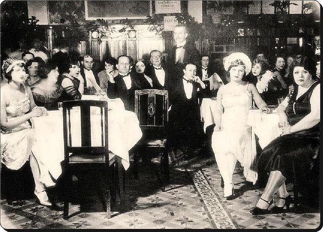 Beyoğlu'nda bir lokanta, İstanbul, 1930.