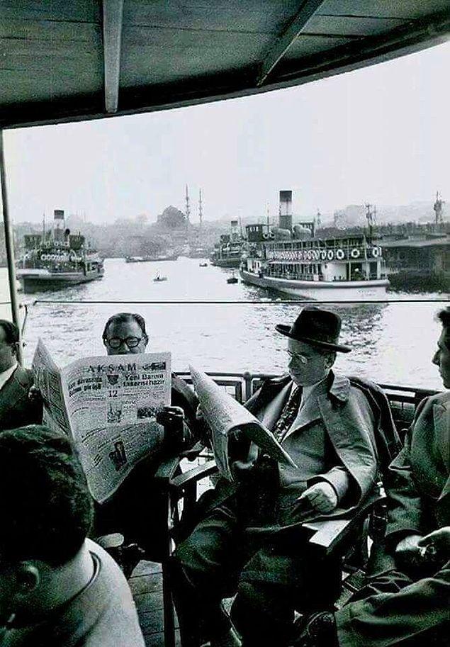 Karaköy'de vapurun kalkmasını bekleyen yolcular, İstanbul, 1950.