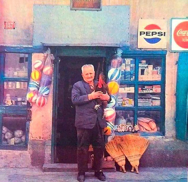 Bir mahalle bakkalı, İstanbul, 1970.
