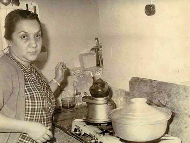 Adile Naşit yemek yaparken, İstanbul, 1960.