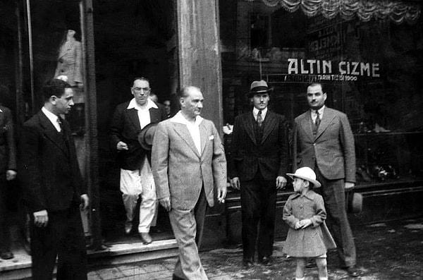 21. Mustafa Kemal Atatürk ayakkabılarını yaptırdığı Altın Çizme'den çıkarken, İstanbul, 1934.
