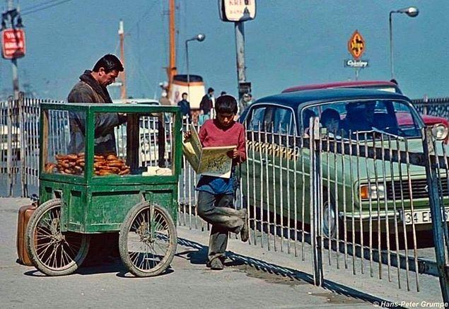 Galata Köprüsü'nde karikatür dergisi okuyan bir çocuk, İstanbul, 1980.
