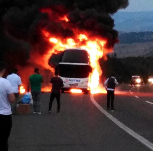 Otobüste bulunan 50 yolcunun panik halinde araçtan inmesinin ardından otobüs alev alev yandı.