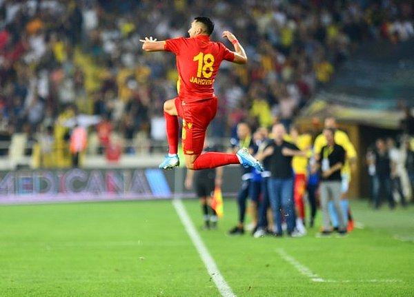 7. dakikada Yeni Malatyaspor öne geçti. Mustafa Akbaş’ın uzun pasında savunmanın arkasına sarkan Jahovic, kaleci Stojkovic’in öne çıkmasını değerlendirerek ceza yayı üzerinden topu kafayla ağlara gönderdi: 1-0