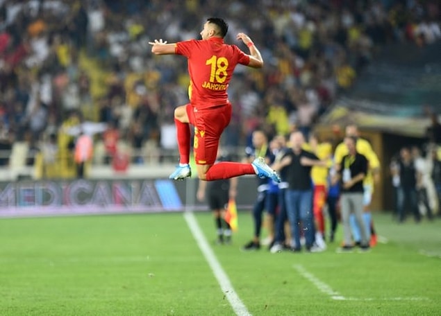 7. dakikada Yeni Malatyaspor öne geçti. Mustafa Akbaş’ın uzun pasında savunmanın arkasına sarkan Jahovic, kaleci Stojkovic’in öne çıkmasını değerlendirerek ceza yayı üzerinden topu kafayla ağlara gönderdi: 1-0