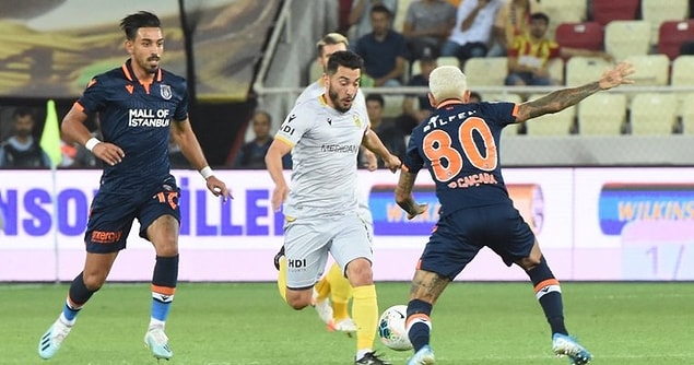 Başakşehir'de İrfan Can Kahveci, maçın 67. dakikasında ikinci sarı karttan kırmızı kart ile oyun dışında kaldı.