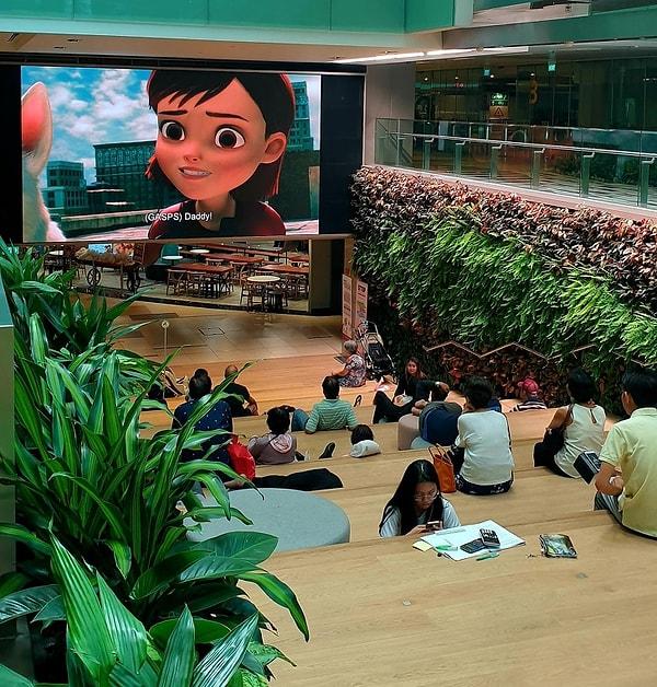22. Changi Havaalanı, halka açık bir alanda ücretsiz filmler gösteriliyor.