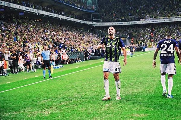 17. dakikada Fenerbahçe, Vedat Muriqi'in golü ile maçta farkı ikiye çıkardı.