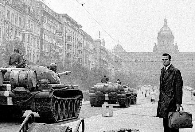 1968 - Prag Baharı olarak adlandırılan, Çekoslovakya'nın politik olarak liberalleşmeye çalıştğı dönem, Sovyetler Birliği ve Varşova Paktı ülkelerince (Romanya hariç) işgal edilmesiyle sona erdi. Aleksandr Dubçek ve öteki liberalleşme yanlısı komünist liderler tutuklandı. Sovyet tankları, Prag sokaklarında halkın direnişiyle karşılaştı.