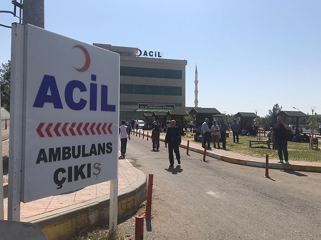 Olayla ilgili bir kişi gözaltına alınırken, kavgaya karıştığı belirlenen bir şüphelinin yakalanmasına çalışılıyor.