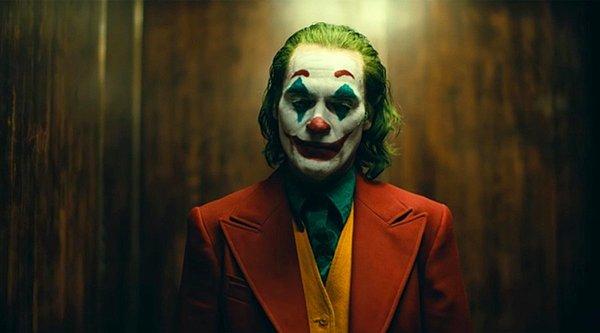 2. Joaquin Phoenix, Joker kahkahasını; nörolojik rahatsızlıkları sebebiyle kahkaha atan insanları izleyerek oluşturduğunu açıkladı.