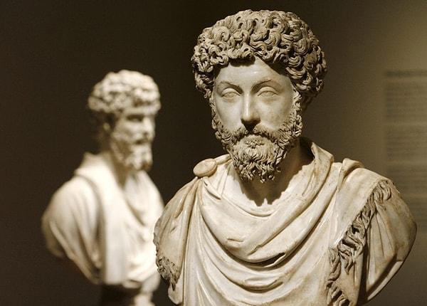 10. Antik Roma filozofları, hangi filozofik öğretiyi takip ettiklerinin anlaşılması için sakallarını farklı stillerde kullanırlardı.