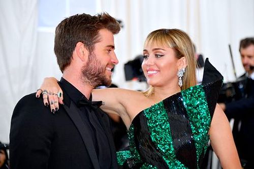 Ortalık Yine Çok Karıştı! Miley Cyrus, Eşi Liam Hemsworth ile İlişkisinin Bitmesine Neden Olan Kaitlynn Carter İle Resmen Birlikte