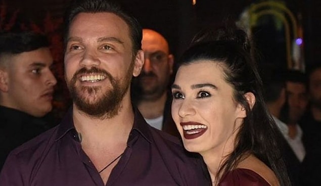 Sinan Akçıl, "Hayatındaki bütün güzel şarkıları biricik eşi Burcu Kıratlı'ya söylediğini" ifade ederek durumu kurtarmaya çalışsa da, Ferhat Göçer'in peş peşe yaptığı gaflardan rahatsız olan Burcu Kıratlı oturduğu masayı terk etti.