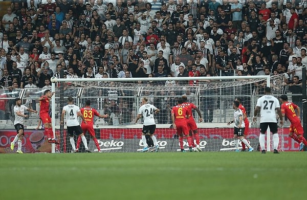 İki takımın da oyun olarak birbirine üstünlük kuramadığı ilk yarıda Beşiktaş'ın 2 topu direkten döndü.