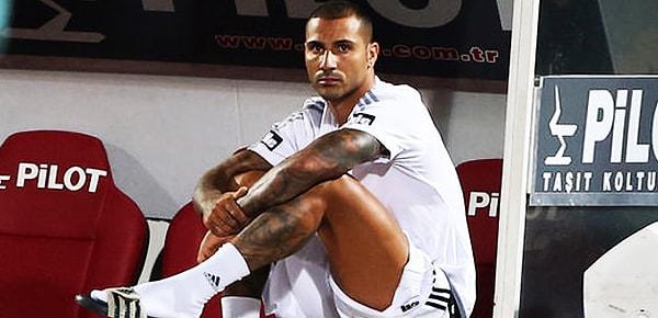 35 yaşındaki futbolcunun bu paylaşımının ardından Beşiktaş'taki ikinci Quaresma dönemi de sona ermiş oldu. 2010/11 sezonunun başında Inter'den transfer edilen sağ kanat oyuncusu, Ocak 2013'te ayrıldığı Siyah Beyazlı takıma 2015 yazında geri dönmüştü.