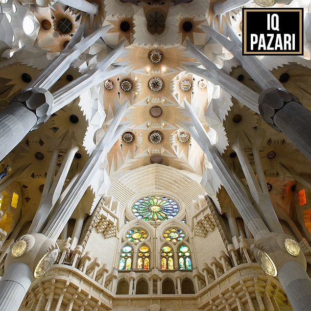 Antoni Gaudi’nin imzasını taşıyan ve Kutsal Aile Kefaret Tapınağı anlamına gelen Templo Expiatorio de la Sagrada Familia adındaki yapıyı muhtemelen biliyorsunuz.