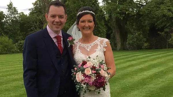 49 yaşındaki Chris Mallon, İskoçaya'nın Uphall şehrinde eşi ile birlikte kalacağı otel odasına düğün hediyelerinin taşınmasına yardımcı oluyordu.