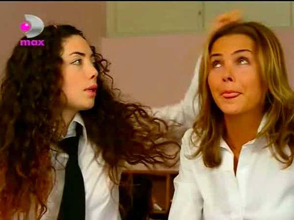 4. Unutulmaz dizi "Lise Defteri" yayındayken Ece Erken 23, Akasya Aslıtürkmen 24 yaşındaydı.