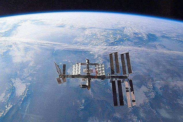 Uluslararası Uzay İstasyonu ABD, Rusya, Avrupa, Kanada ve Japonya'ya ait. Anlaşmada Avrupa tek bir ülke olarak geçiyor.