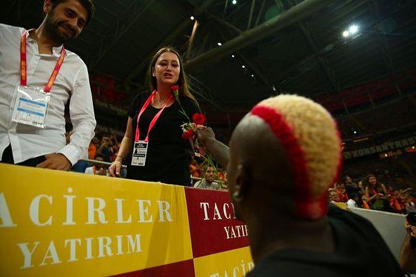 Galatasaraylı futbolcular, maç öncesinde kadın taraftarlara karanfil verdi.