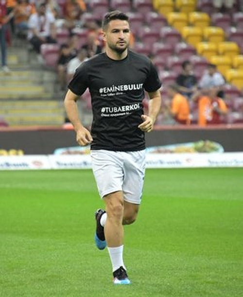 Galatasaraylı ve Konyasporlu futbolcular, Emine Bulut ve Tuba Erkol'u maç öncesinde andı.