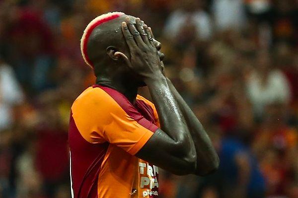 Galatasaray'da Mbaye Diagne 86. dakikada oyundan çıkarken bir kısım taraftar protesto etti. Bazı taraftarlar ise tezahüratta bulunarak Senegalli forvete destek oldu.