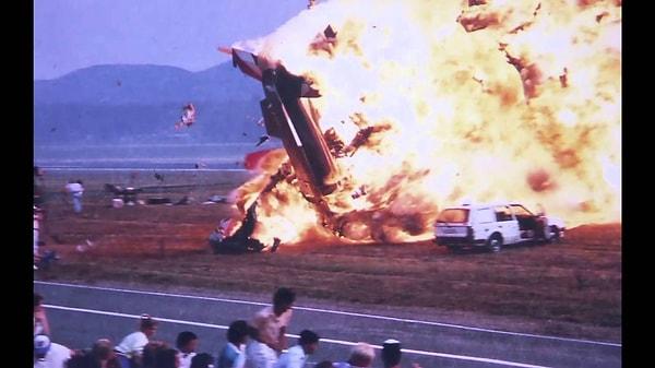 1988 - Almanya'daki Ramstein hava üssünde yapılan havacılık gösterileri sırasında, İtalya Hava Kuvvetleri gösteri takımının üç uçağı havada çarpışarak seyircilerin üzerine düştü; 75 kişi öldü, 346 kişi yaralandı.