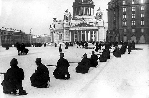 1941 - Alman ordusu 900 gün sürecek Leningrad kuşatmasını başlattı.