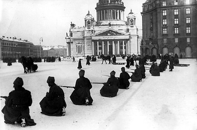 1941 - Alman ordusu 900 gün sürecek Leningrad kuşatmasını başlattı.