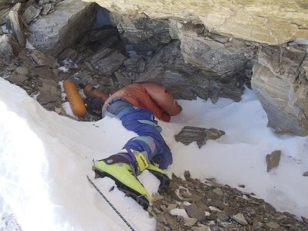 10. Everest Dağı'nda ölen insanların cesetleri genellikle orada kalır ve diğer dağcılar tarafından yön bulmak için kullanılır.