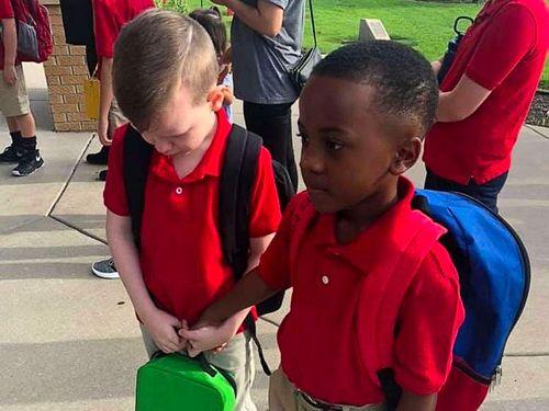 Sevgi Kazanacak! Okulda İlk Gün Heyecanı Yaşayan Otizmli Arkadaşına Elini Tutarak Destek Veren 8 Yaşındaki Çocuk