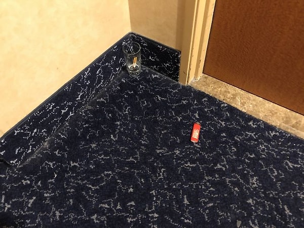 25. Если нельзя курить в номере, то значит можно курить в коридоре. Просто за пределами моей комнаты...Л-логика