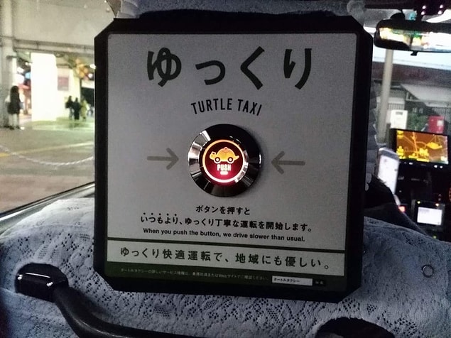 9. Japonya'da bazı taksilerde, sürücünün yavaşlamasını istediğinizde basabileceğiniz özel bir düğme var.