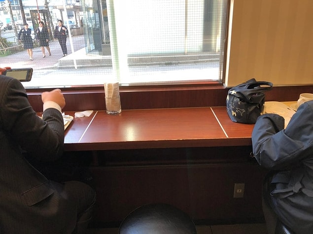 14. Tokyo'daki bazı kafelerde her müşterinin tezgahta işgal edebileceği alan işaretlerle belirlenmiş.