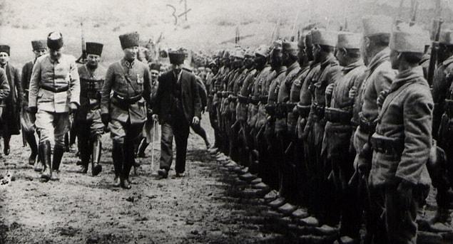 Atatürk'ün askeri kıta tarafından karşılandığı an