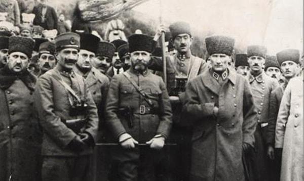 Atatürk'ün 1. Ordu Sancağı'yla çekilen fotoğrafı