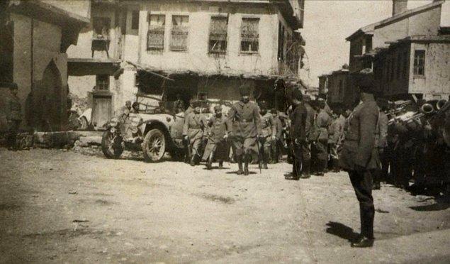 Atatürk'ün, harekatın siklet merkezi olarak nitelendirilen 1. Ordu'nun karargahında askeri bandoyla karşılanması