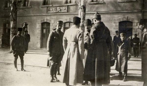 Mustafa Kemal Atatürk ve Garp Cephesi Komutan İsmet Paşa, Akşehir İstasyonu'nda