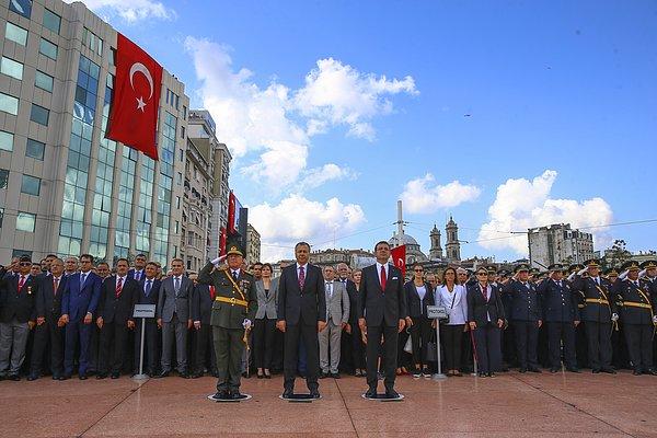 30 Ağustos Zafer Bayramı dolayısıyla Taksim'deki Cumhuriyet Anıtı önünde tören düzenlendi.