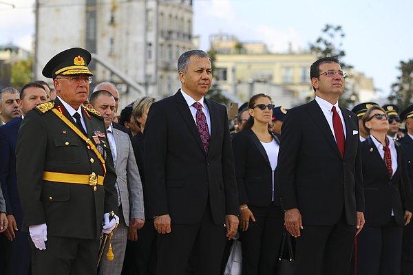 Törende, İstanbul Valisi Ali Yerlikaya, İstanbul Büyükşehir Belediye Başkanı Ekrem İmamoğlu ve 1. Ordu Komutanı Orgeneral Musa Avsever Cumhuriyet Anıtı'na çelenk bıraktı.