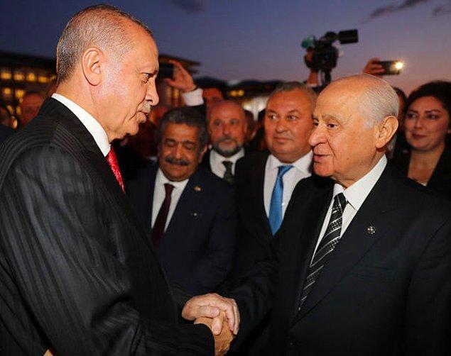 AKP'nin Cumhur İttifakı'ndaki ortağı MHP'nin Genel Başkanı Devlet Bahçeli resepsiyona katıldı. Bahçeli, Erdoğan ile samimi bir sohbet gerçekleştirdi.