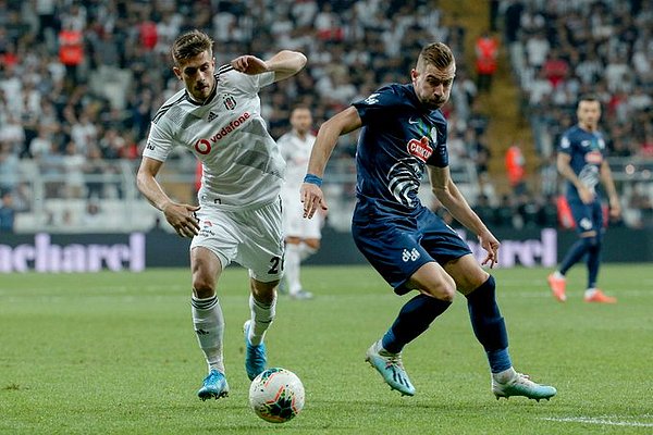 Beşiktaş ilk yarıda rakibi Çaykur Rizespor'a karşı yoğun bir baskı uyguladı.