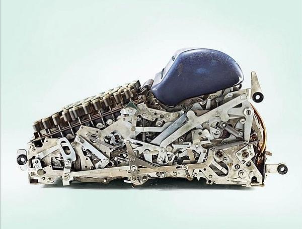 2. Ayakkabıya benziyor, doğru ama bu eski tip bir hesap makinesinin karmaşık iç sistemi.