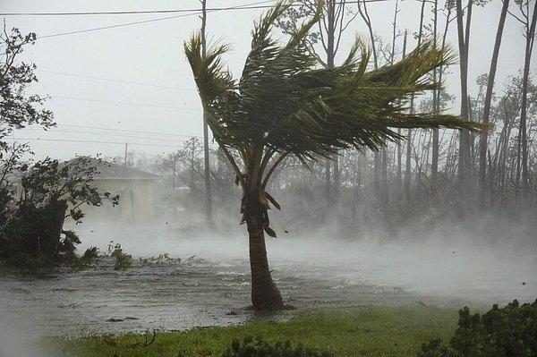 Şiddetli rüzgar ve yağmur, Bahamalar'da ciddi tahribata yol açtı.