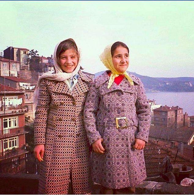 Sarıyer sırtlarında gülümseyen iki kız çocuğu, İstanbul, 1970.