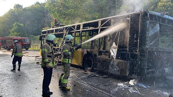 Yangın, itfaiye ekiplerince söndürürken, otobüs kullanılamaz hale geldi.