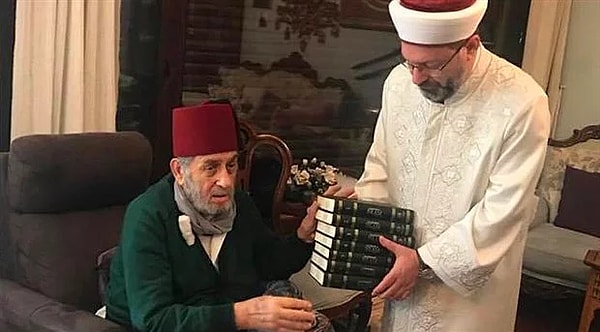 2. Diyanet İşleri Başkanı Prof. Ali Erbaş, Mustafa Kemal Atatürk'ün ölüm yıl dönümü olan 10 Kasım öncesi "Keşke Yunan galip gelseydi" diyen yazar Kadir Mısırlıoğlu'nu ziyaret etti.