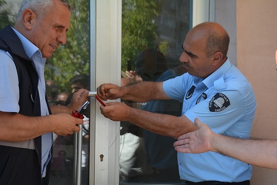 İlk Hamleyi VEDAŞ Yaptı: Elektriği Kesilen Tatvan Belediyesi, Dağıtım Şirketinin Binasını Mühürledi